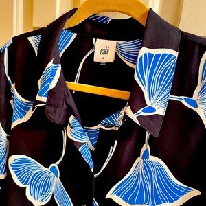 EUC Cabi L Regal Blouse #6080 navy floral button down tunic